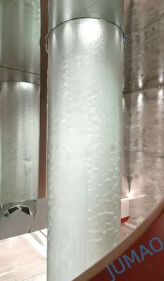 Καινοτόμος μεταλλική πλέγμα υδάτινος τοίχος που παρέχει εντυπωσιακά οπτικά εφέ