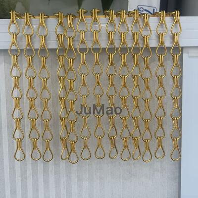 Οι διακοσμητικές μεταλλικές κουρτίνες στο ταβάνι ταιριάζουν με τον χώρο για αίθουσες συνεδριάσεων, λόμπι και καταστήματα λιανικής.